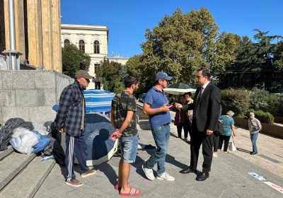 Public Defender Meets Residents of Shukruti Protesting in front of Parliament Building 