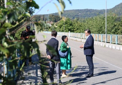 Xalq Müdafiəçisi Enquri körpüsü yaxınlığında münaqişədən  zərər çəkmiş əhali ilə görüşüb