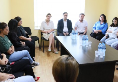 Xalq Müdafiəçisi Marneuli Məhdud imkanlı olan Şəxslər üçün Günərzi Qayğı Mərkəzinin əməkdaşları və benefisiar ailə üzvləri ilə görüşüb