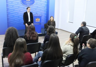 Public Defender Meets Schoolchildren