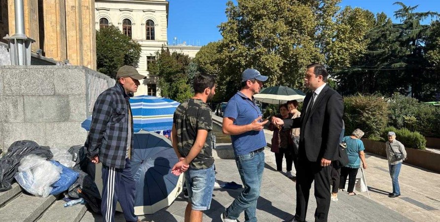 Public Defender Meets Residents of Shukruti Protesting in front of Parliament Building 