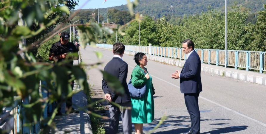 Xalq Müdafiəçisi Enquri körpüsü yaxınlığında münaqişədən  zərər çəkmiş əhali ilə görüşüb