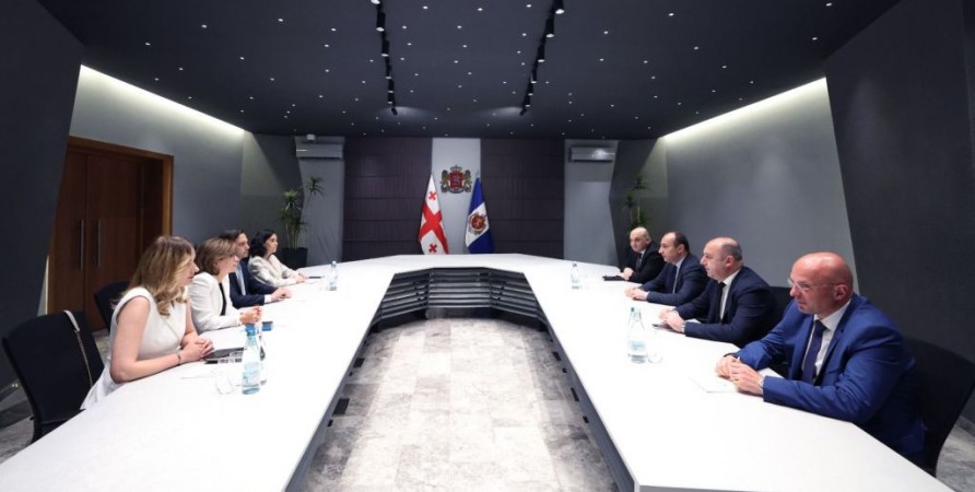 Xalq müdafiəçisi daxili işlər naziri ilə görüşüb