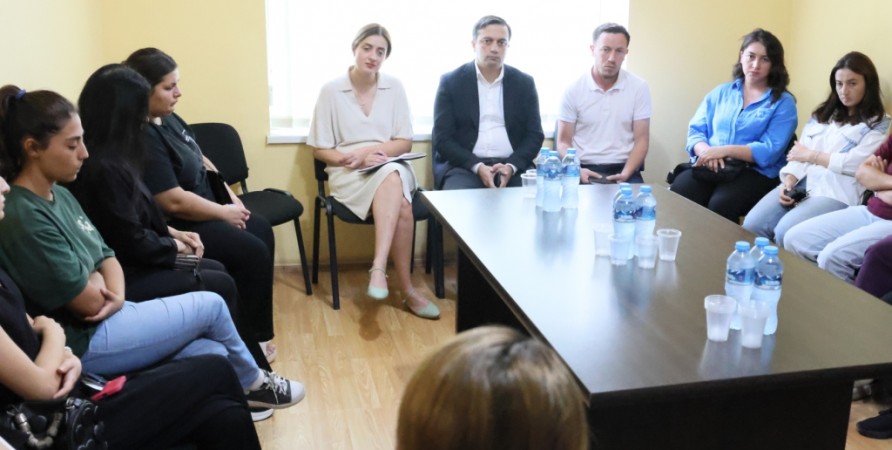 Xalq Müdafiəçisi Marneuli Məhdud imkanlı olan Şəxslər üçün Günərzi Qayğı Mərkəzinin əməkdaşları və benefisiar ailə üzvləri ilə görüşüb