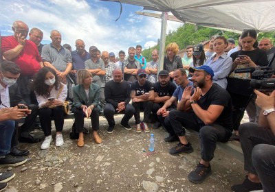 Xalq müdafiəçisi Borjomi zavodunun tətil edən işçiləri ilə görüşüb