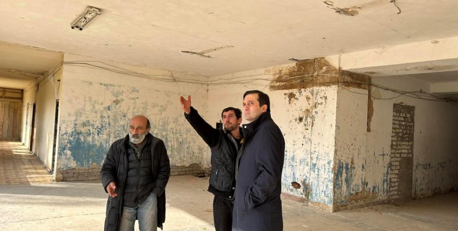 Xalq Müdafiəçisi Kutaisi şəhərinin keçmiş Rəssamlıq Akademiyasının  binasında sakinlərlə görüşüb