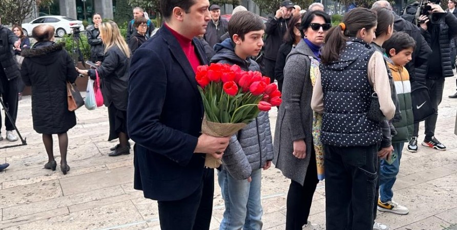 Վրաստանի Ժողովրդական պաշտպան Լևան Իոսելիանին հարգանքի տուրք է մատուցել ապրիլի 9-ին զոհվածների հիշատակին