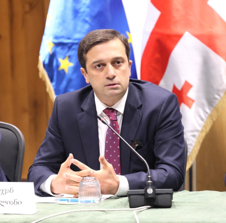 Xonanda Natali mototsiklda erotik fotosessiyada